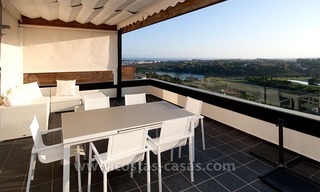 Te huur voor vakantie: Nagelnieuw modern luxe appartement met fantastisch zeezicht op golfresort tussen Marbella en Estepona 6