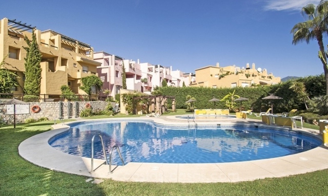 Luxe penthouse te koop in een eerstelijn golf complex in Guadalmina, San Pedro, Marbella 0