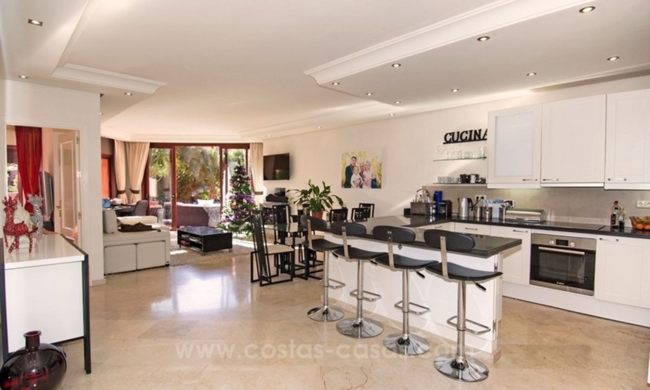 Luxe tuin appartement te koop, eerstelijn strand complex, New Golden Mile, Marbella – Estepona 0