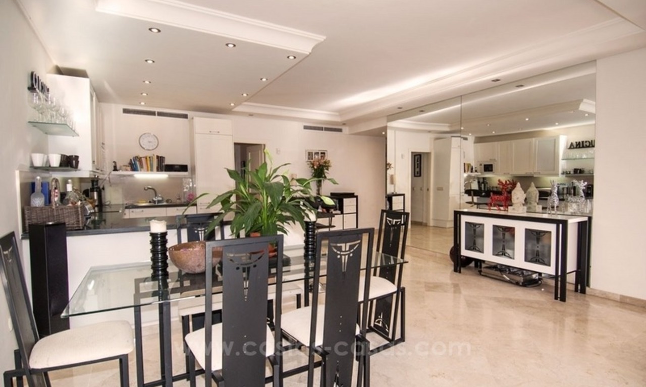 Luxe tuin appartement te koop, eerstelijn strand complex, New Golden Mile, Marbella – Estepona 4
