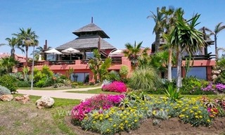 Luxe tuin appartement te koop, eerstelijn strand complex, New Golden Mile, Marbella – Estepona 35