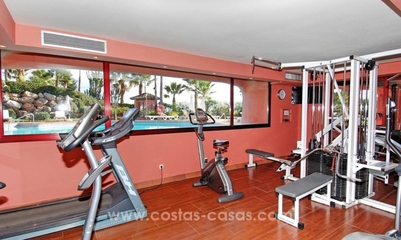 Luxe tuin appartement te koop, eerstelijn strand complex, New Golden Mile, Marbella – Estepona 24