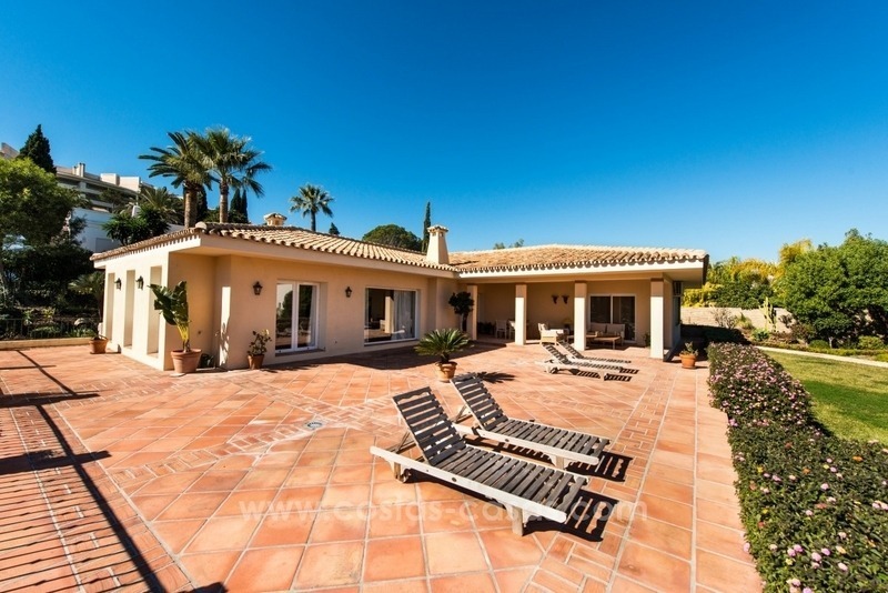 Tweedelijn golf villa te koop in Nueva Andalucia te Marbella