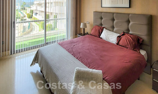 Te koop in Marbella - Benahavís: Ruim modern, luxe golf appartement 52751 