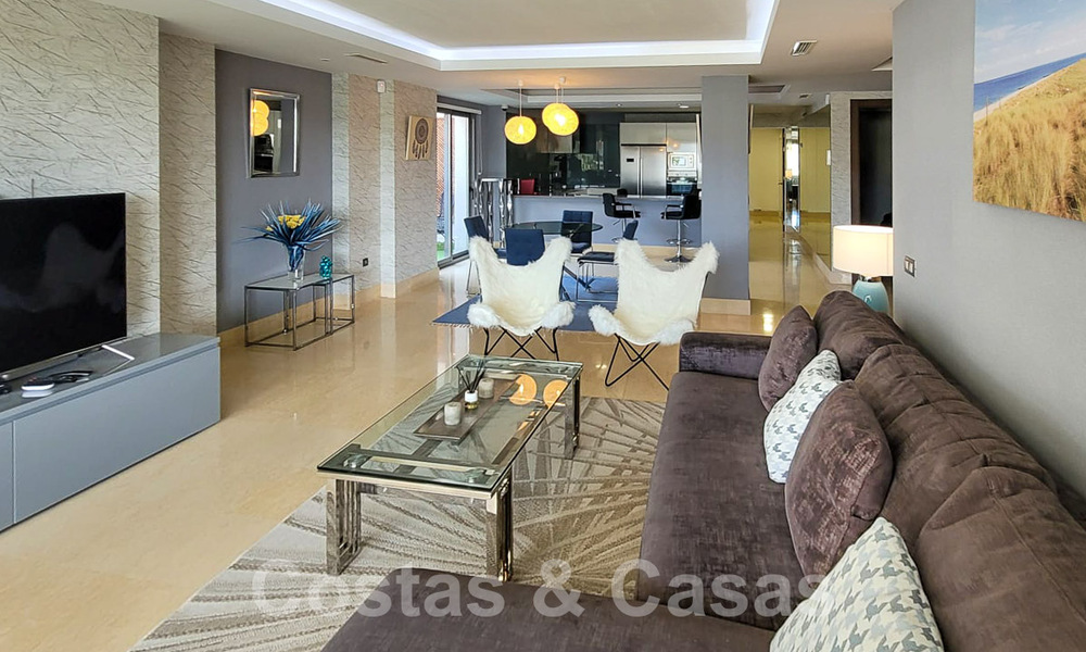 Te koop in Marbella - Benahavís: Ruim modern, luxe golf appartement 52760