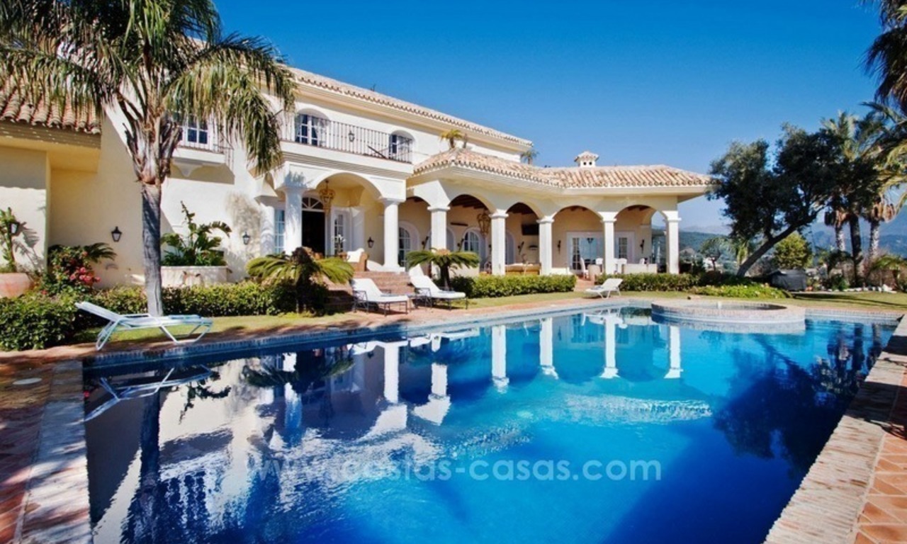 Luxueuze villa te koop in een elegante klassieke stijl met het beste uitzicht in El Madroñal - Benahavis 12