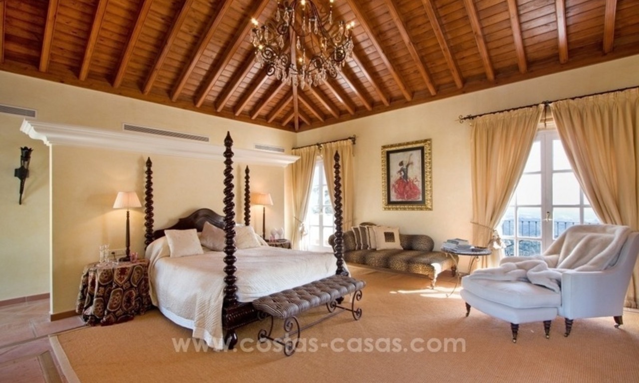 Luxueuze villa te koop in een elegante klassieke stijl met het beste uitzicht in El Madroñal - Benahavis 19