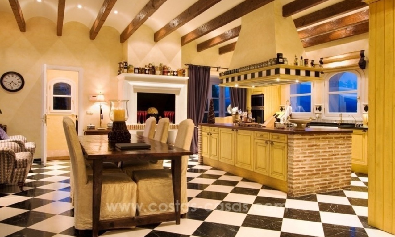 Luxueuze villa te koop in een elegante klassieke stijl met het beste uitzicht in El Madroñal - Benahavis 26