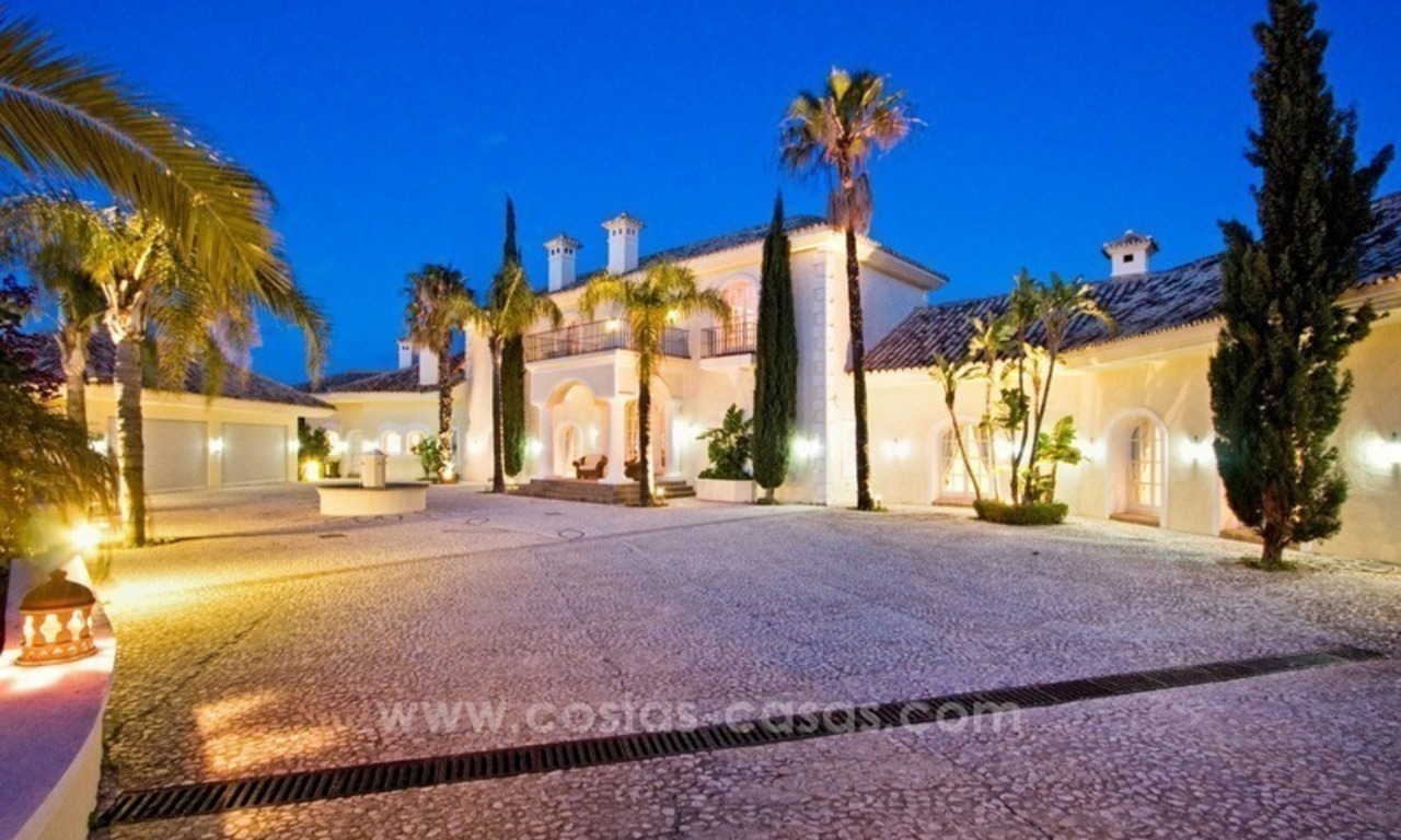 Luxueuze villa te koop in een elegante klassieke stijl met het beste uitzicht in El Madroñal - Benahavis 8