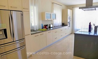 Luxe villa met prachtig zeezicht te koop tussen Marbella en Estepona 26
