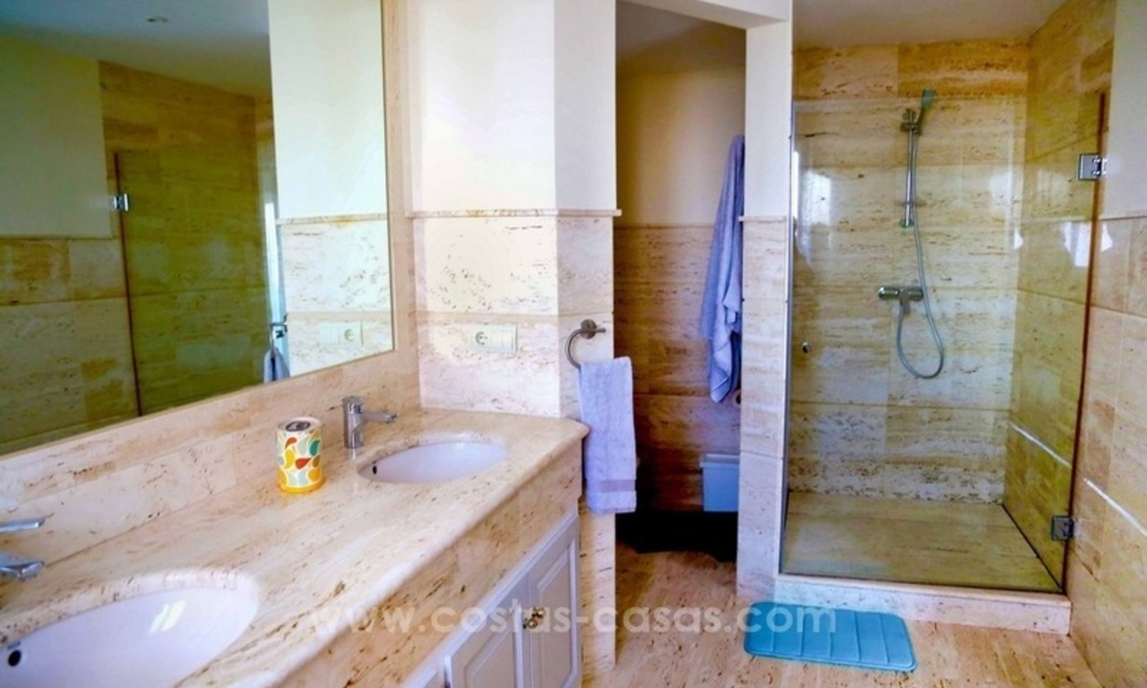 Luxe villa met prachtig zeezicht te koop tussen Marbella en Estepona 35