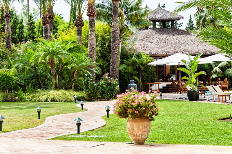 Te koop in Marbella, beachside: spectaculair landgoed - luxe villa, nabij het strand 11140 