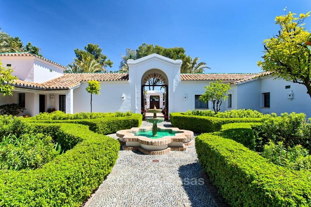 Te koop in Marbella, beachside: spectaculair landgoed - luxe villa, nabij het strand 11144