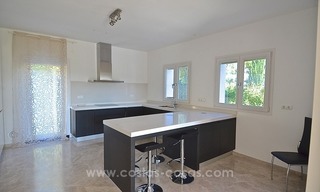 Opportuniteit! Moderne villa te koop in Elviria, Marbella oost 28