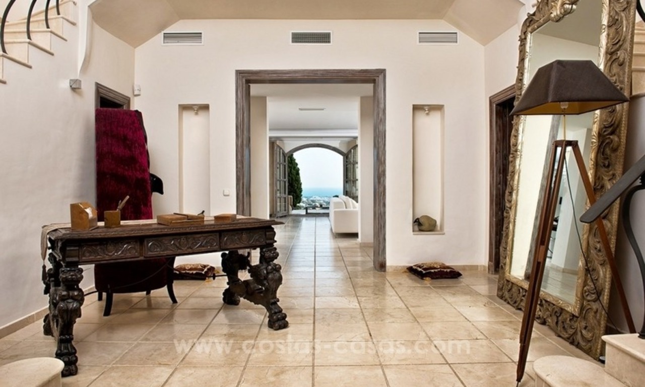 Villa te koop in een hedendaagse en klassieke stijl in El Madroñal, Marbella – Benahavis 7