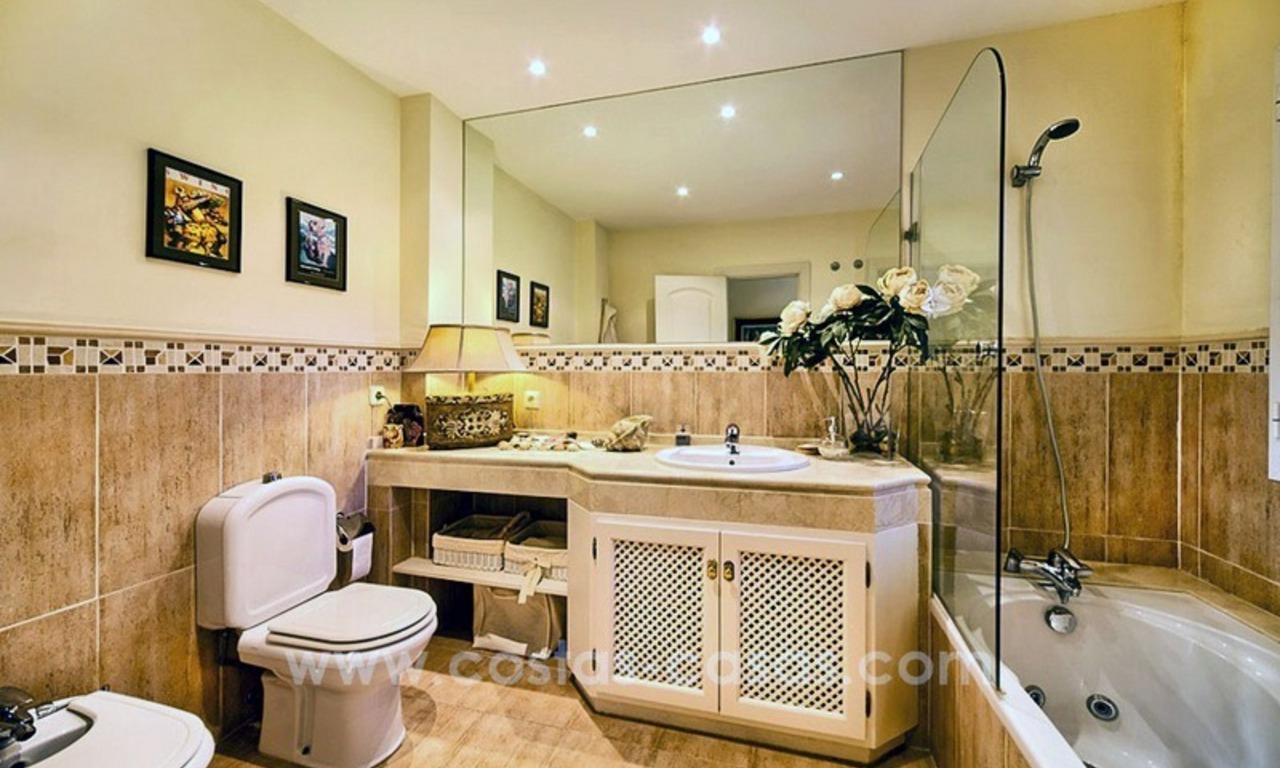 Villa te koop in Marbella Oost, met panoramisch zeezicht 13