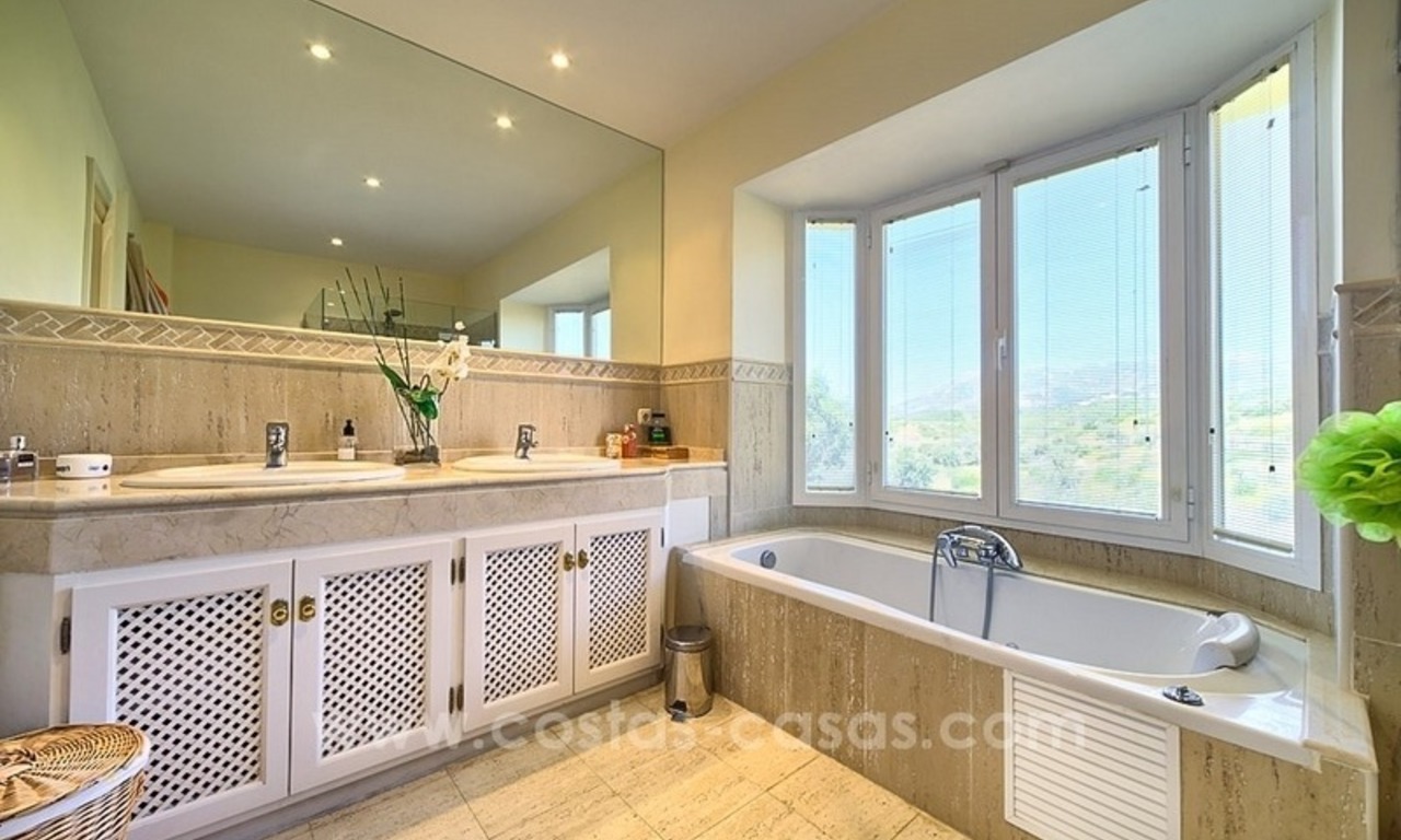 Villa te koop in Marbella Oost, met panoramisch zeezicht 17