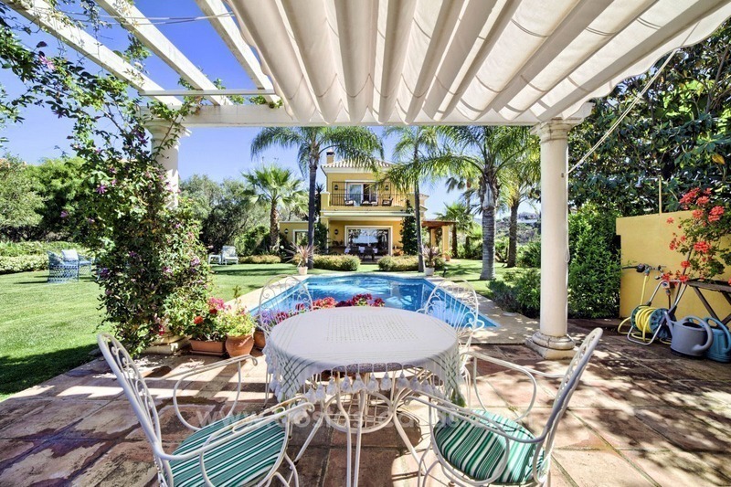 Villa te koop in Marbella Oost, met panoramisch zeezicht