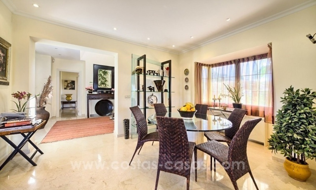 Villa te koop in Marbella Oost, met panoramisch zeezicht 10