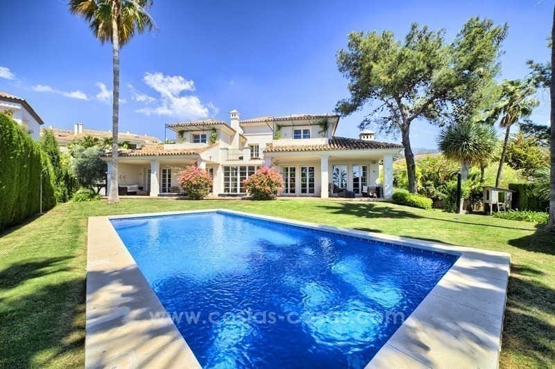 Gerenoveerde villa te koop in een prestigieuze en omheinde wijk Altos Reales op de Golden Mile te Marbella