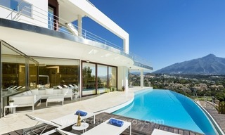 Te koop in Nueva Andalucia, Marbella: Design Villa met panoramisch golf-, berg- en zeezicht 1