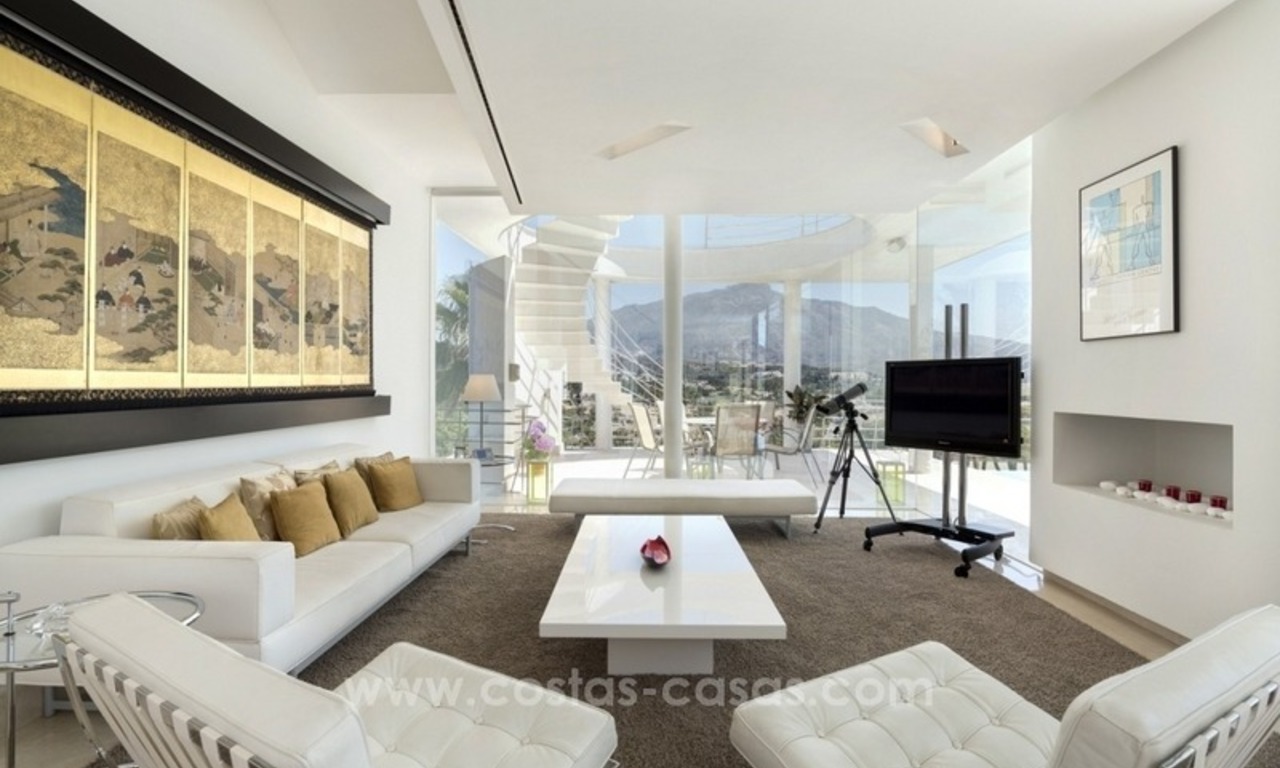 Te koop in Nueva Andalucia, Marbella: Design Villa met panoramisch golf-, berg- en zeezicht 5