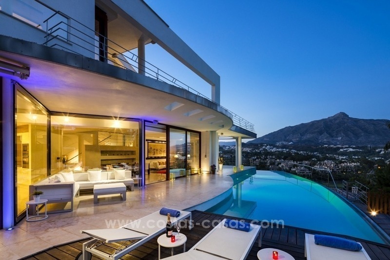 Te koop in Nueva Andalucia, Marbella: Design Villa met panoramisch golf-, berg- en zeezicht