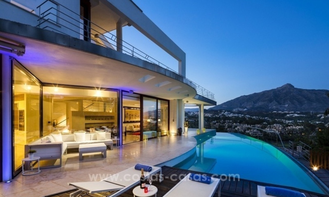 Te koop in Nueva Andalucia, Marbella: Design Villa met panoramisch golf-, berg- en zeezicht 0