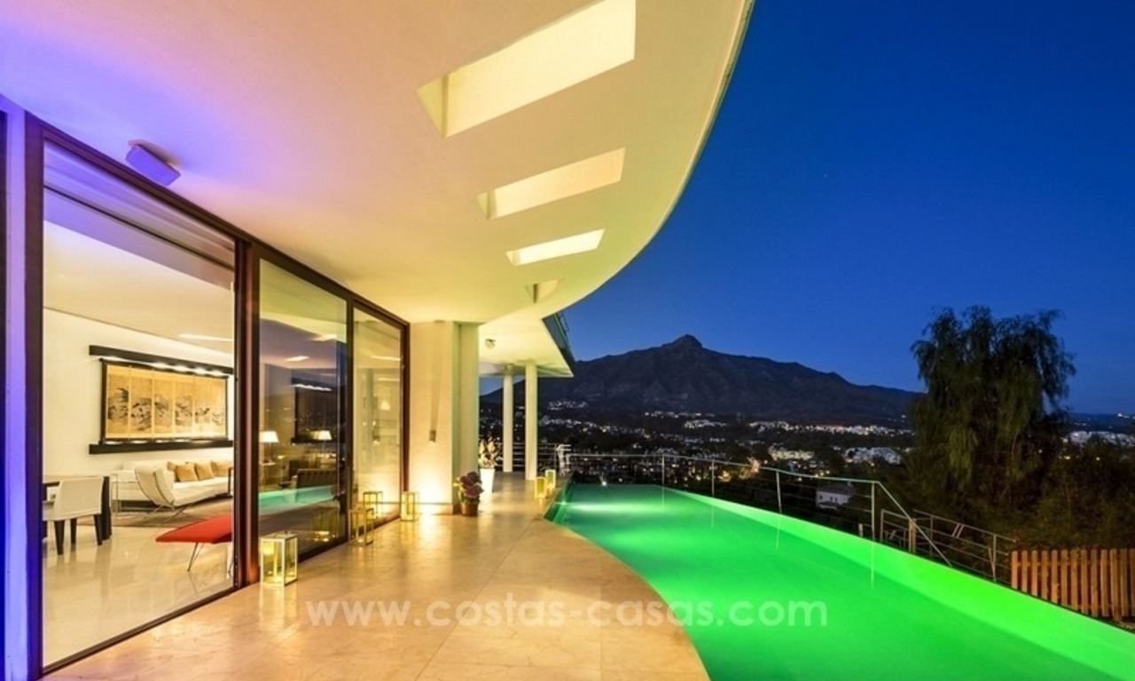 Te koop in Nueva Andalucia, Marbella: Design Villa met panoramisch golf-, berg- en zeezicht 13