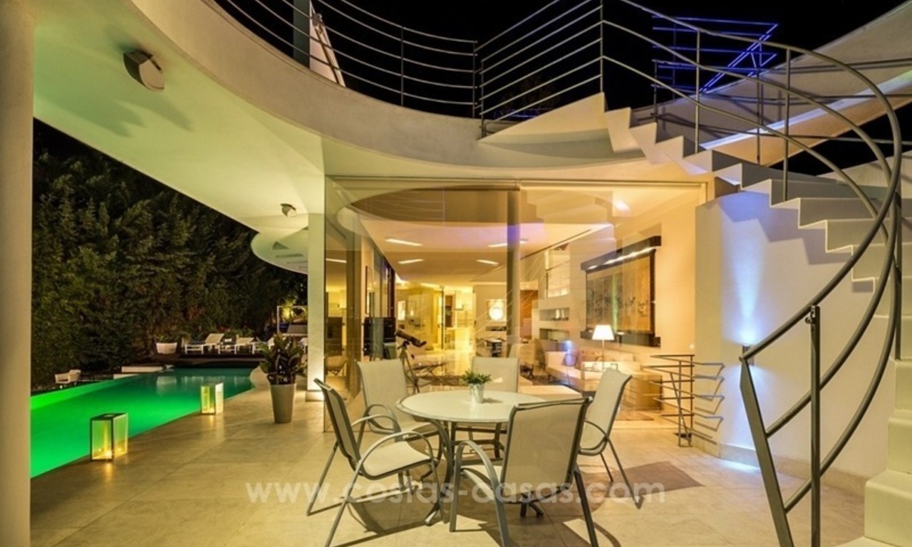 Te koop in Nueva Andalucia, Marbella: Design Villa met panoramisch golf-, berg- en zeezicht 14