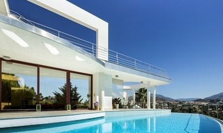 Te koop in Nueva Andalucia, Marbella: Design Villa met panoramisch golf-, berg- en zeezicht 2