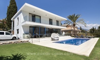 Gloednieuwe moderne villa te koop in Nueva Andalucia, Marbella 0