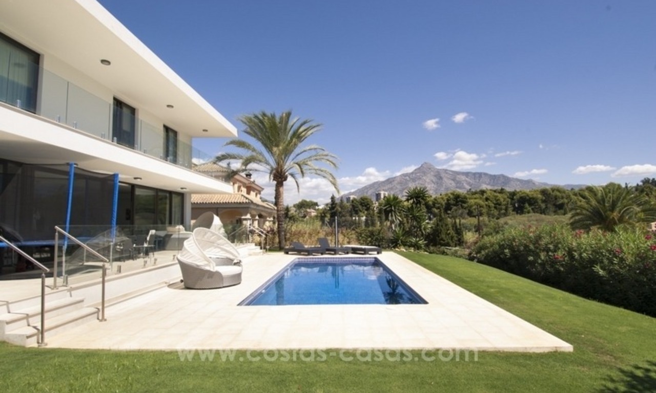 Gloednieuwe moderne villa te koop in Nueva Andalucia, Marbella 2