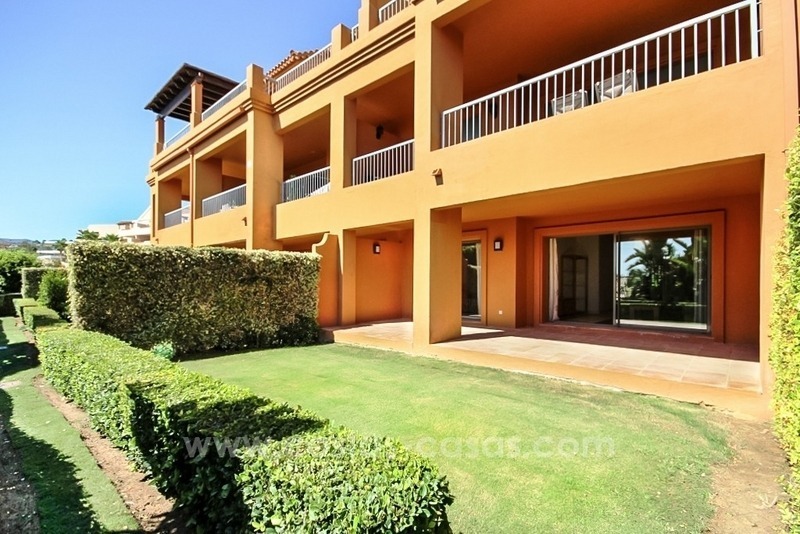 Mooi appartement te koop in Benahavis - Marbella in een complex direct aan de golfbaan