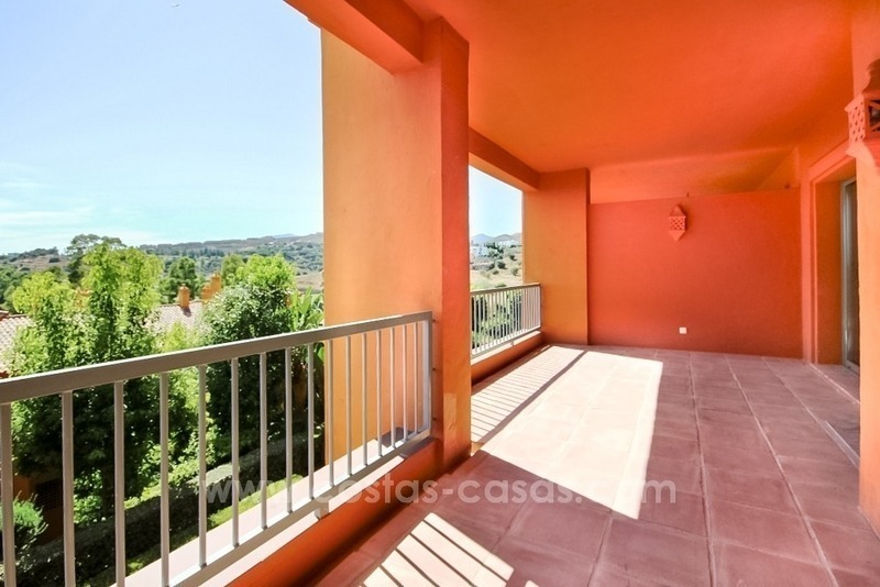 Mooi golf appartement te koop in Marbella -Benahavis in een eerstelijn golf complex