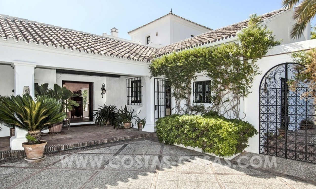Villa te koop in Provençaalse stijl in El Madroñal, Benahavis – Marbella, met panoramisch berg-en zeezicht 3