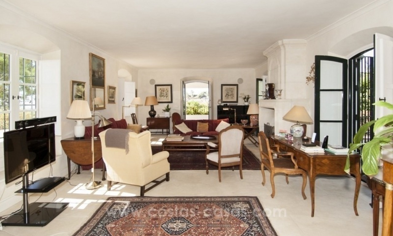 Villa te koop in Provençaalse stijl in El Madroñal, Benahavis – Marbella, met panoramisch berg-en zeezicht 6