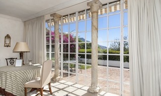 Villa te koop in Provençaalse stijl in El Madroñal, Benahavis – Marbella, met panoramisch berg-en zeezicht 7