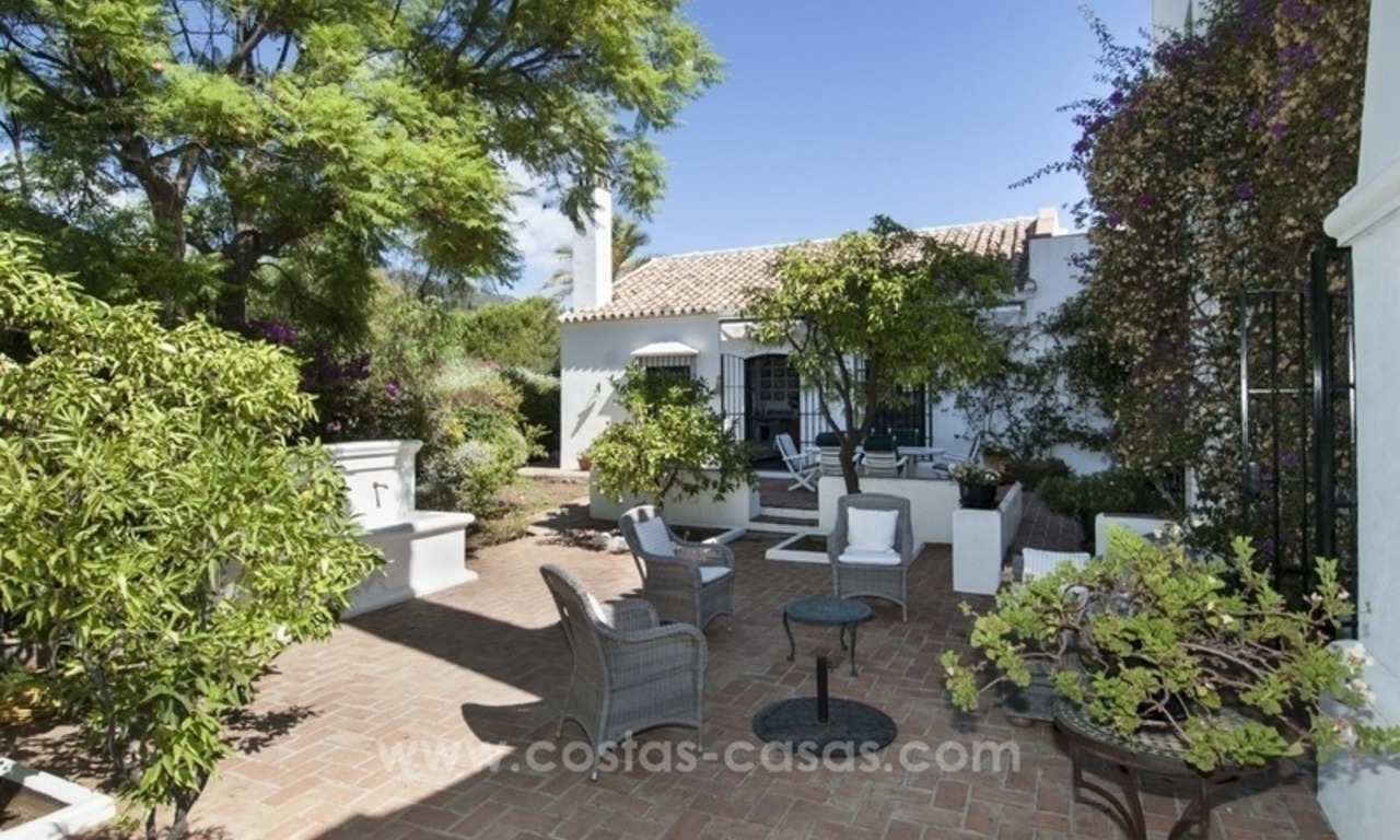 Villa te koop in Provençaalse stijl in El Madroñal, Benahavis – Marbella, met panoramisch berg-en zeezicht 20
