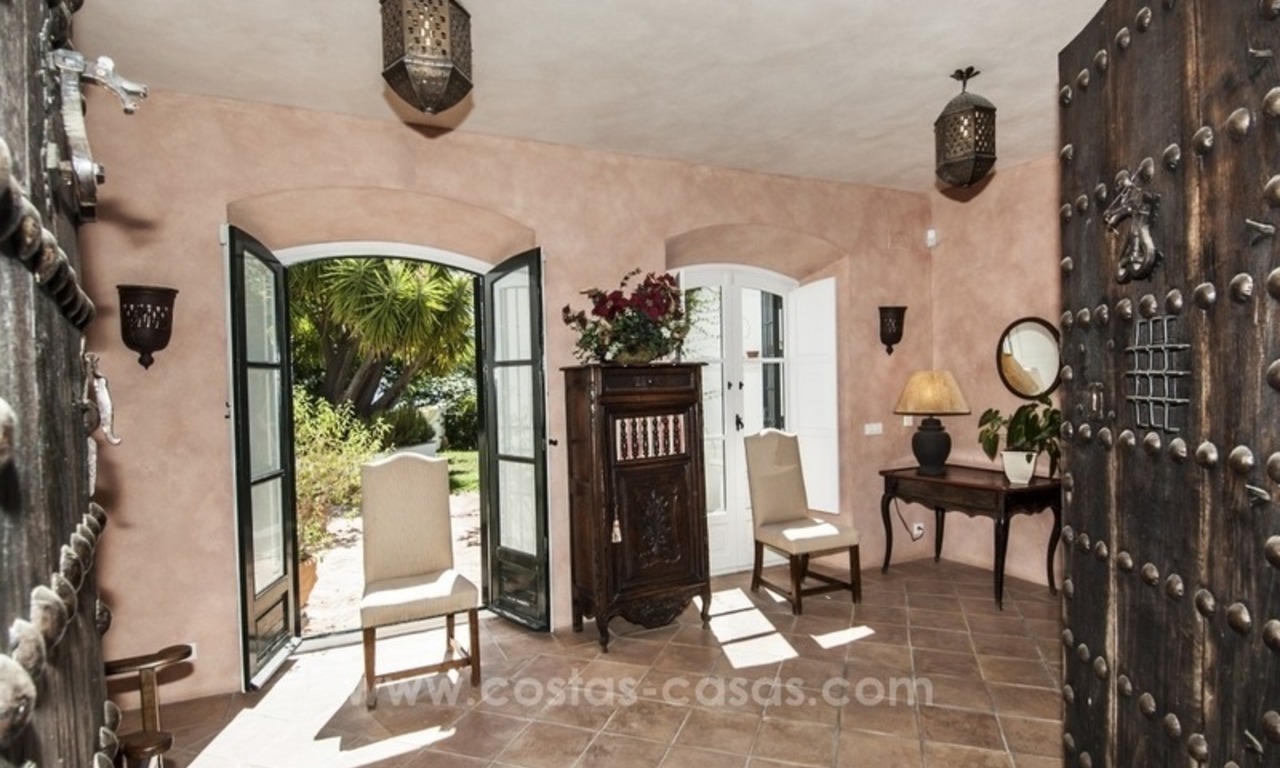 Villa te koop in Provençaalse stijl in El Madroñal, Benahavis – Marbella, met panoramisch berg-en zeezicht 4