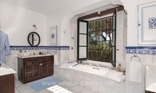 Villa te koop in Provençaalse stijl in El Madroñal, Benahavis – Marbella, met panoramisch berg-en zeezicht 25