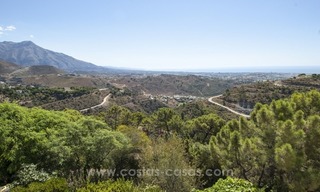 Villa te koop in Provençaalse stijl in El Madroñal, Benahavis – Marbella, met panoramisch berg-en zeezicht 34