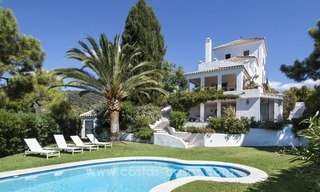 Villa te koop in Provençaalse stijl in El Madroñal, Benahavis – Marbella, met panoramisch berg-en zeezicht 18