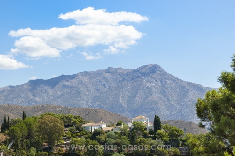 Villa te koop in Provençaalse stijl in El Madroñal, Benahavis – Marbella, met panoramisch berg-en zeezicht