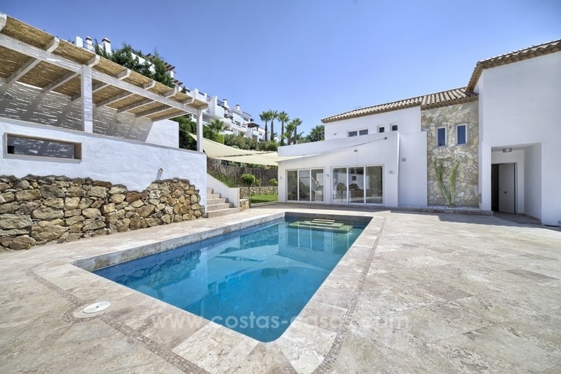 Hedendaagse villa te koop in Nueva Andalucia te Marbella