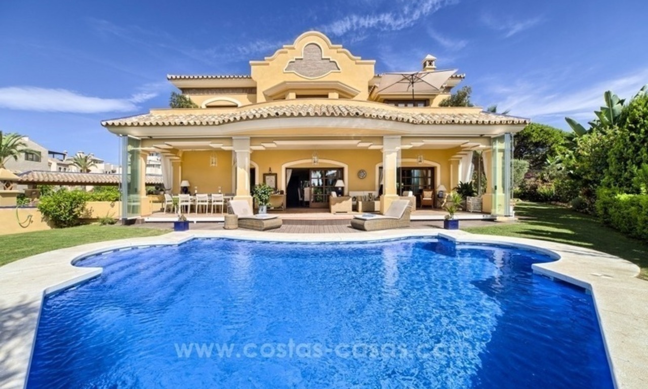 Villa in klassieke stijl te koop in Elviria te Marbella 0