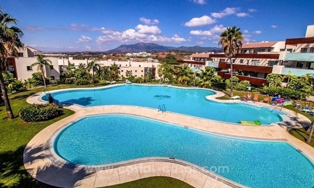 Quasi nieuw en modern appartement te koop op 5* golfresort in Benahavis, tussen Marbella en Estepona 16