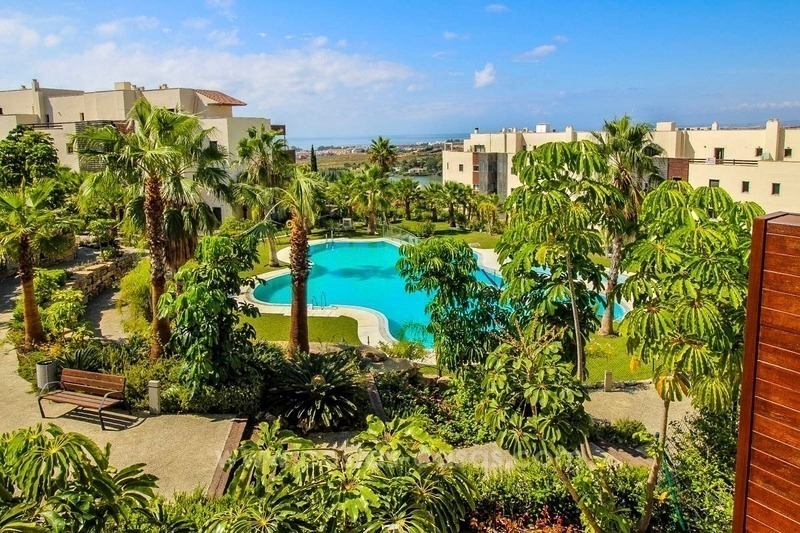 Quasi nieuw en modern appartement te koop op 5* golfresort in Benahavis, tussen Marbella en Estepona