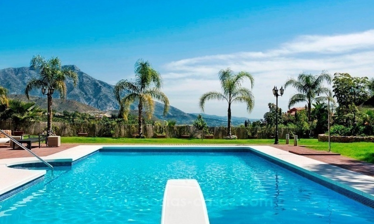 Grote klassieke villa te koop met zeezicht in El Madroñal, Benahavis - Marbella 3