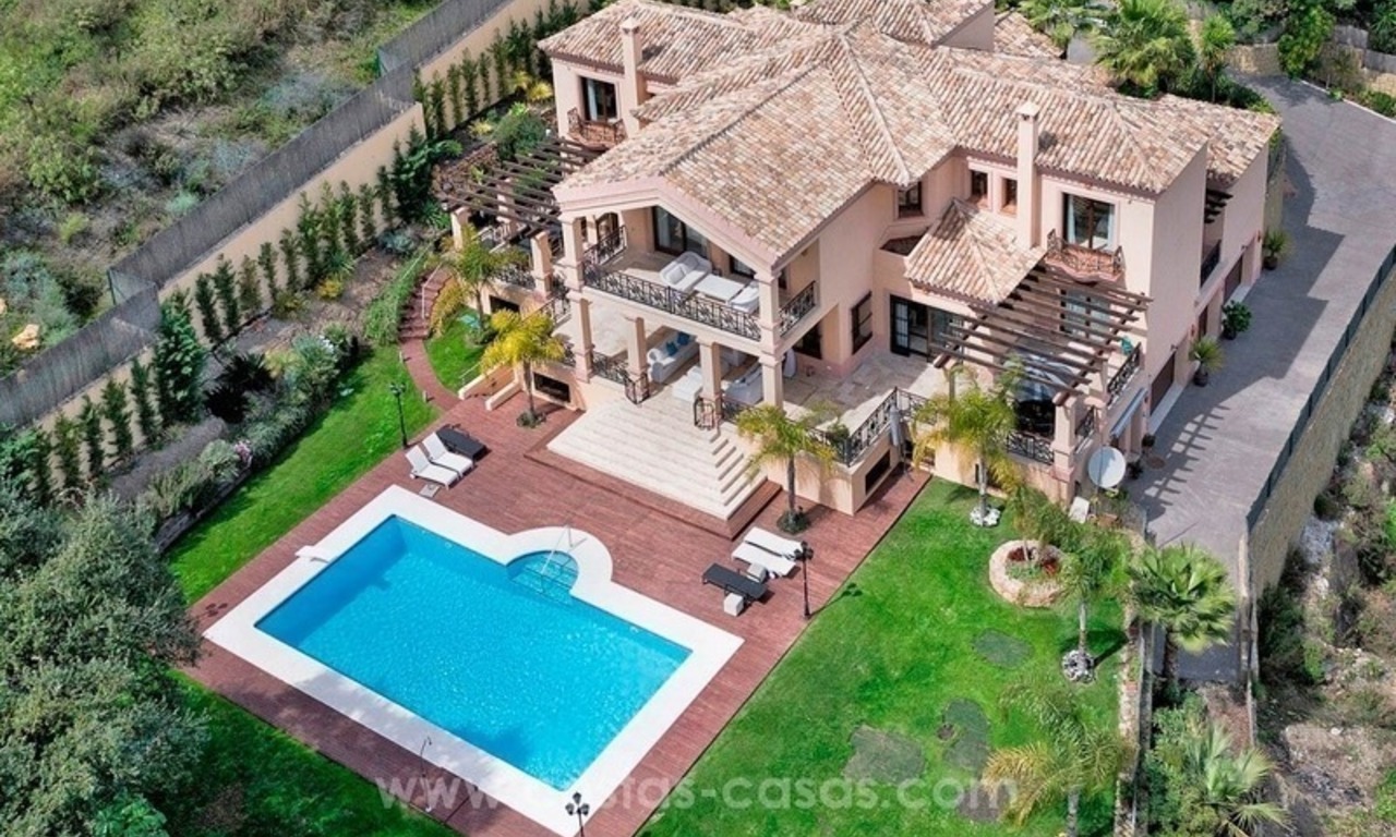 Grote klassieke villa te koop met zeezicht in El Madroñal, Benahavis - Marbella 0